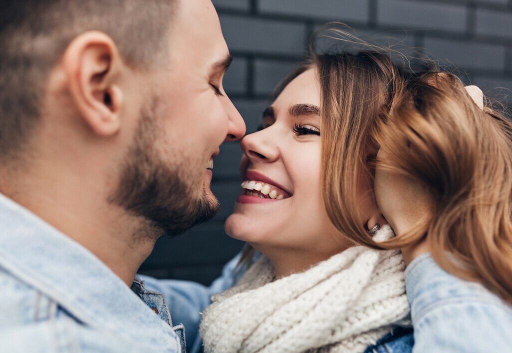 What Do Men & Women Find Irresistible in Each Other? What Do Men & Women Find Irresistible in Each Other?